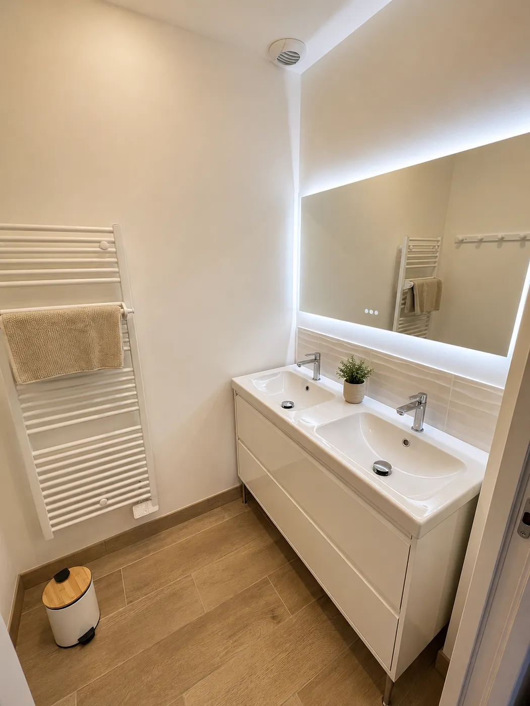 Salle de bain rez-de-chaussée — double vasque