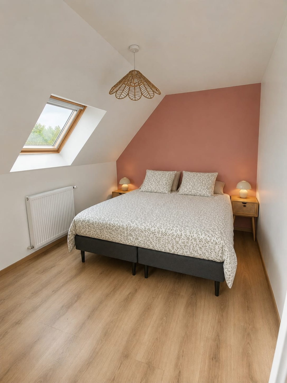 Chambre 3 — lit double sous les combles